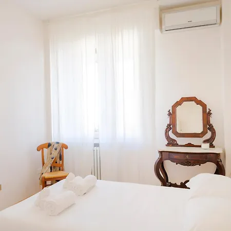 Casa Ari - Bright And Spacious Flat With Terrace Apartment Florenz