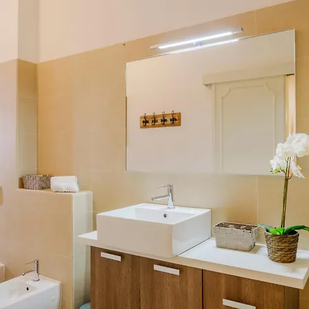 Casa Ari - Bright And Spacious Flat With Terrace Апартаменты *
